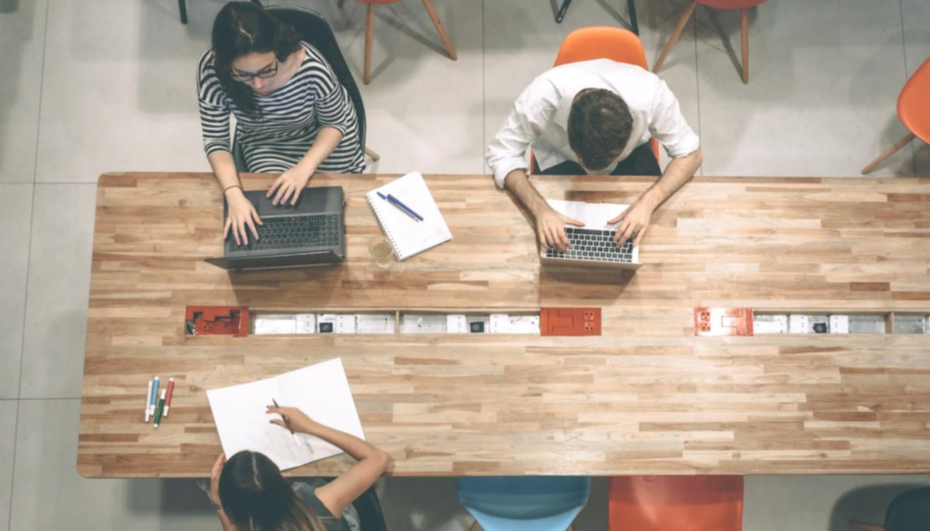 Specialist SEO analizând date în dashboard